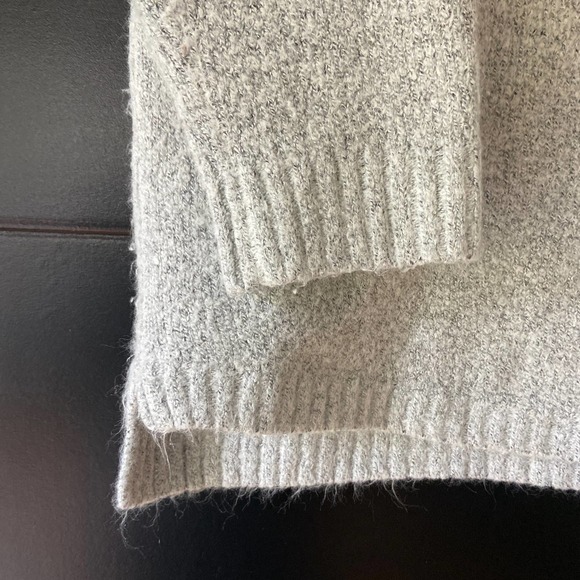 Chelsea and Theodore Gold Star Sweater Sz L - Picture 3 of 5